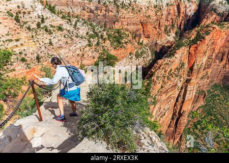 Eine Wanderin, die von Angels Landing, Zion National Park, Utah, absteigt Stockfoto