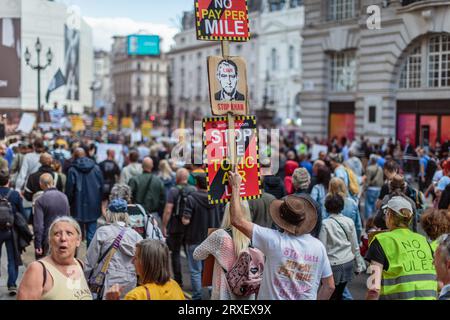 Massen marschieren durch London und protestieren gegen ULEZ und seine Expansion. Stockfoto