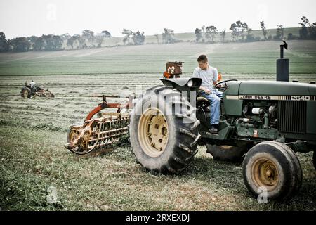 Ein kleiner Junge lernt, den Traktor auf der Farmfarm seiner Familie in Keymar, Maryland, zu bedienen. Stockfoto