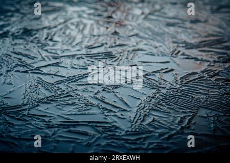 Nahaufnahme des Eisschildes mit blauen Reflexen. Stockfoto