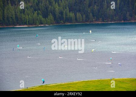 Leute, die Kitesurfen auf einem Bergsee in der Schweiz machen Stockfoto