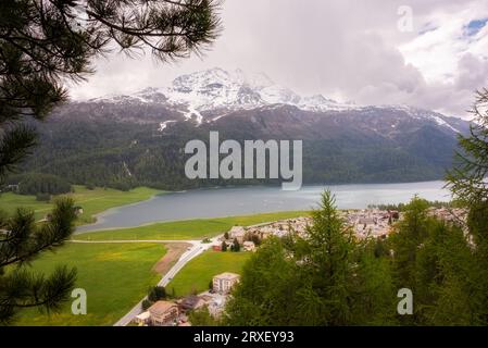 Leute, die Kitesurfen auf einem Bergsee in der Schweiz machen Stockfoto