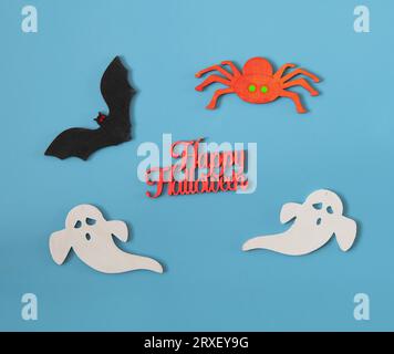 Hölzerne halloween-Ausschnitte von oben auf blauem Hintergrund. Stockfoto