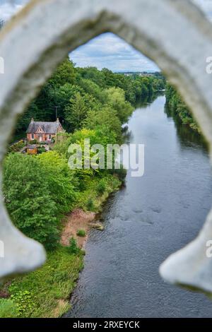 Blick in Richtung Norden entlang des Flusses Eden von der Corby Bridge Railway und dem Fußweg über Wetheral, in der Nähe von Carlisle, Cumbria Stockfoto