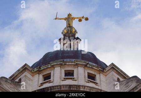 London, England, Großbritannien. September 2023 25. Allgemeine Ansicht der Statue der Lady Justice auf dem zentralen Strafgerichtshof, bekannt als Old Bailey. Quelle: ZUMA Press, Inc./Alamy Live News Stockfoto