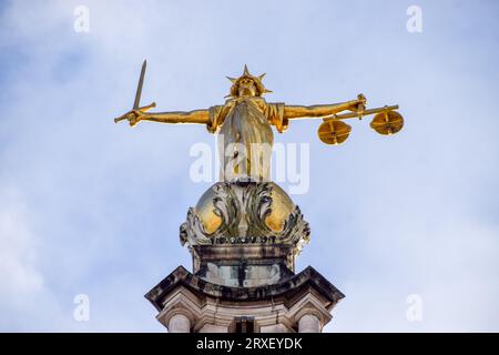 London, England, Großbritannien. September 2023 25. Allgemeine Ansicht der Statue der Lady Justice auf dem zentralen Strafgerichtshof, bekannt als Old Bailey. Quelle: ZUMA Press, Inc./Alamy Live News Stockfoto