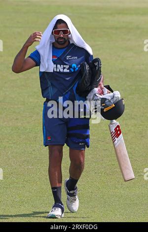 ISH Sodhi während der neuseeländischen Cricketspieler nimmt an einer Trainingseinheit im Sher-e-Bangla National Cricket Stadium (SBNCS) vor dem dritten und letzten Spiel Teil Stockfoto