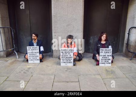 London, Großbritannien. 25. September 2023. Aktivisten inszenieren einen Protest vor dem Central Criminal Court, bekannt als The Old Bailey, mit Plakaten, die Geschworenen sagen, dass sie "ein Recht haben, nach ihrem Gewissen freizusprechen". Die Klage folgt auf eine Verachtung der gerichtlichen Klage gegen den Aktivisten Trudi Warner und berichtet, dass eine strafrechtliche Untersuchung gegen andere Demonstranten eingeleitet wurde, die zuvor ähnliche Zeichen während eines Gerichtsverfahrens hielten, als Reaktion darauf, dass Klimaaktivisten ihre Beweggründe vor Gericht nicht angeben dürfen. Quelle: Vuk Valcic/Alamy Live News Stockfoto