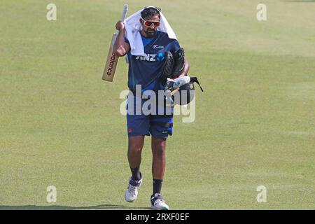 ISH Sodhi während der neuseeländischen Cricketspieler nimmt an einer Trainingseinheit im Sher-e-Bangla National Cricket Stadium (SBNCS) vor dem dritten und letzten Spiel Teil Stockfoto