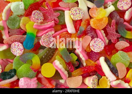 Kreativer Hintergrund aus gummiartigen Süßigkeiten. Farbenfrohe flache Lage. Gelee-Bonbons ästhetisch. Stockfoto