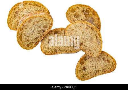 Geschnittenes frisches Brot isoliert auf weißem Hintergrund. Selektiver Fokus. Hochwertige Fotos Stockfoto