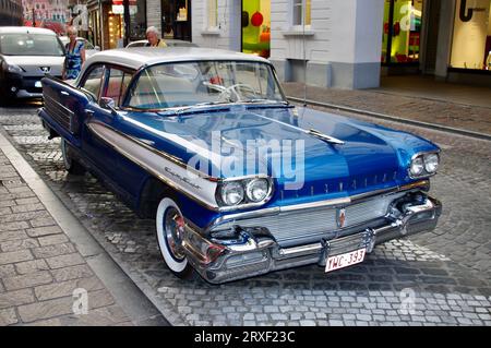 Eine blau-weiße 1958 Oldsmobile 88 Limousine. Brügge, Belgien. Stockfoto