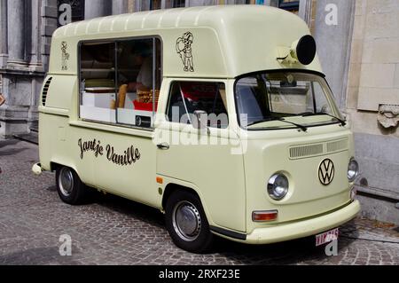 Ein cremefarbener VW T2 Eiswagen. Brügge, Belgien Stockfoto