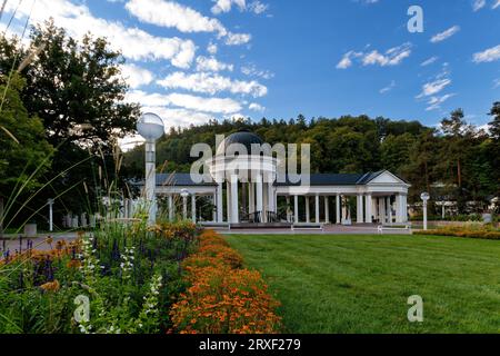 Kolonnade (Kolonáda auf Tschechisch) der kalten Mineralquellen Caroline und Rudolf - Zentrum der berühmten kleinen westböhmischen Kurstadt Marianske Lazne Stockfoto