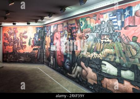 Wandgemälde 'Presencia de América Latina' in Casa del Arte, chilenisches Kunstmuseum auf dem Campus der Universität Concepción im Süden Chiles Stockfoto