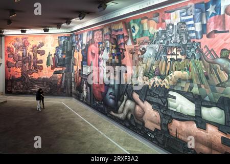 Wandgemälde 'Presencia de América Latina' in Casa del Arte, chilenisches Kunstmuseum auf dem Campus der Universität Concepción im Süden Chiles Stockfoto