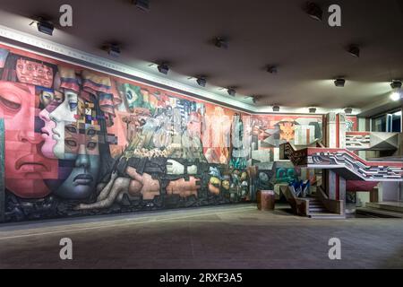 Wandgemälde 'Presencia de América Latina' in Casa del Arte, chilenisches Kunstmuseum auf dem Campus der Universität Concepción im Süden Chiles Stockfoto