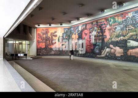 Wandgemälde 'Presencia de América Latina' in Casa del Arte, chilenisches Kunstmuseum auf dem Campus der Universität Concepción im Süden Chiles Stockfoto