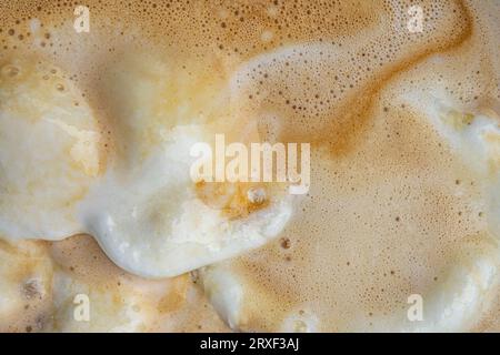 Kaffee mit Milch- und Eiscremestruktur. Essen und Getränke aus nächster Nähe. Stockfoto