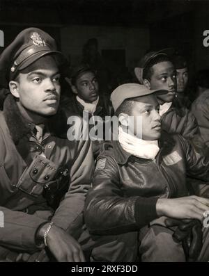 Toni Frissell: Mitglieder der Tuskegee Airmen 332nd Fighter Group nehmen an einem Briefing in Ramitelli, Italien, 1945 Teil Stockfoto