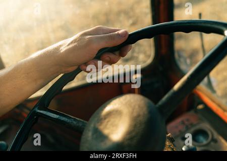Man fährt einen Traktor. Hand ist nah dran. Stockfoto