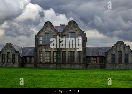 Das Old School House in Llangefni in Anglesey (Nordwales) wurde 1852 erbaut. Es ist eine gut erhaltene Schule aus der Mitte des 19. Jahrhunderts. Stockfoto