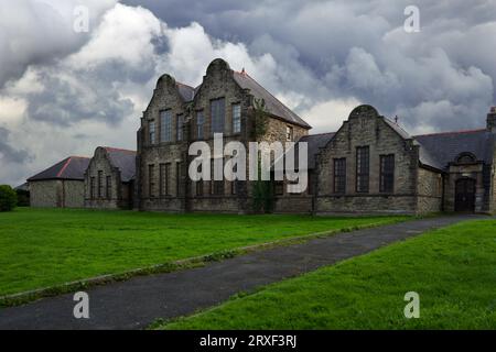 Das Old School House in Llangefni in Anglesey (Nordwales) wurde 1852 erbaut. Es ist eine gut erhaltene Schule aus der Mitte des 19. Jahrhunderts. Stockfoto