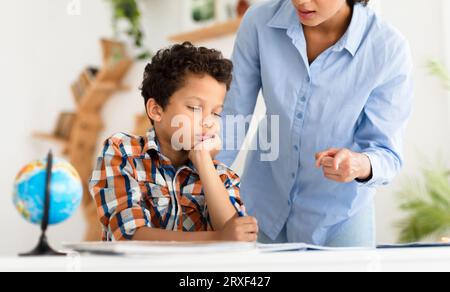 Strenge Schullehrerin Beschimpft Unglücklichen Kleinen Schuljungen Im Klassenzimmer Stockfoto