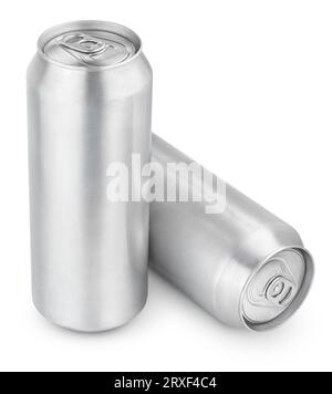 Zwei 500-ml-Bierdosen aus Aluminium, isoliert auf weiß Stockfoto