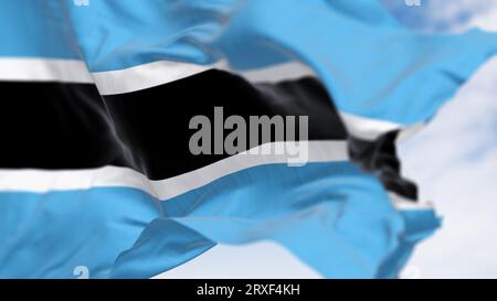 Nahaufnahme der Nationalflagge Botsuanas, die an einem klaren Tag weht. Hellblaues Feld mit einem horizontalen schwarz-weißen Streifen in der Mitte. 3D-Illustration rn Stockfoto