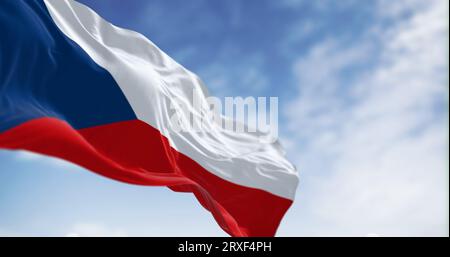 Nationalflagge der Tschechischen Republik, die an einem klaren Tag im Wind winkt. Zwei gleiche horizontale Bänder von weiß und Rot mit einem blauen gleichschenkligen Dreieck auf dem h Stockfoto