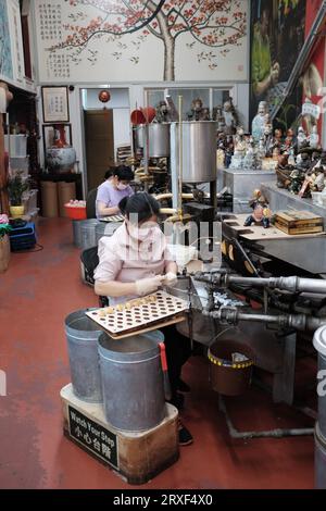 Machen von Glückskeksen in Chinatown, San Franciscom, USA Stockfoto