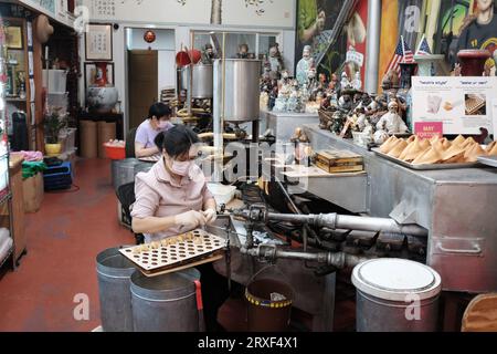 Machen von Glückskeksen in Chinatown, San Franciscom, USA Stockfoto