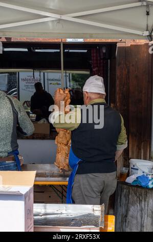 Ganze Hühner auf Grillspießen Stockfoto
