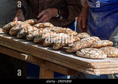 Frisch gebackenes Brot beim Almabtrieb Stockfoto