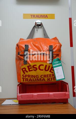 GREYMOUTH, NEUSEELAND, 20. MAI 2015: Ein Trauma-Kit, verpackt und bereit für eine in Betrieb befindliche Kohlengrube in der Nähe von Greymouth, Neuseeland Stockfoto