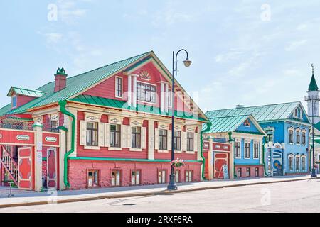 Kazan, Russland - 15. Juni 2023: Museum des tatarischen Lebens. Alte tatarische Siedlung, Kayum Nasyri Fußgängerzone. Sommerstadt mit historischen Gebäuden. Stockfoto