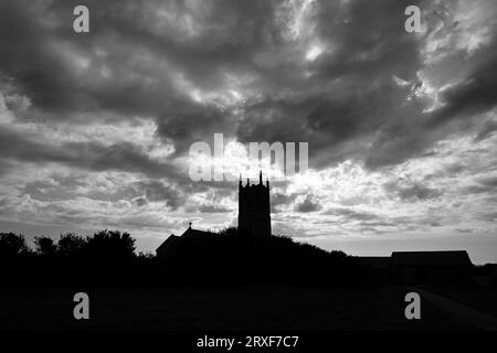 St Eval St Uval Cornwall RAF Silhouette vor einem dramatischen Himmel Stockfoto