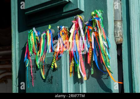 Salvador, Bahia, Brasilien - 7. Januar 2022: Blick auf die Eingangstür der Senhor do Bonfim Kirche mit bunten Geschenkbändern. Stadt S Stockfoto