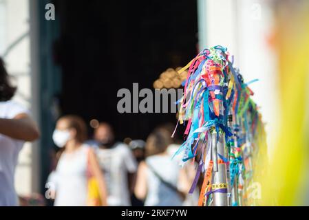 Salvador, Bahia, Brasilien - 7. Januar 2022: Blick auf die Eisentore der Senhor do Bonfim Kirche, die mit bunten Souvenirbändern bedeckt ist. Stadt Salv Stockfoto