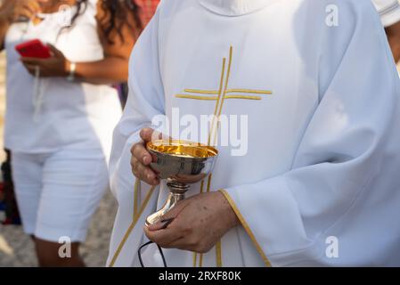 Salvador, Bahia, Brasilien - 7. Januar 2022: Hände eines katholischen Priesters, der den Hostia-Becher während der offenen Messe in der Kirche Senhor do Bondim im c hält Stockfoto