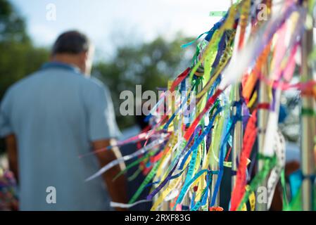 Salvador, Bahia, Brasilien - 7. Januar 2022: Blick auf die Eisentore der Senhor do Bonfim Kirche, die mit bunten Souvenirbändern bedeckt ist. Stadt Salv Stockfoto