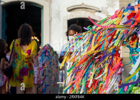 Salvador, Bahia, Brasilien - 7. Januar 2022: Katholische Gläubige werden gesehen, wie sie die Kirche Senhor do Bonfim in der Stadt Salvador, Bahia, ankommen und verlassen Stockfoto