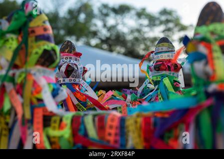 Salvador, Bahia, Brasilien - 7. Januar 2022: Blick auf die Eisentore der Senhor do Bonfim Kirche, die mit bunten Souvenirbändern bedeckt ist. Stadt Salv Stockfoto