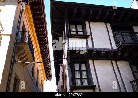 Traditionelle baskische Häuser in Hondarribia, einer kleinen Stadt nahe der französischen Grenze Stockfoto