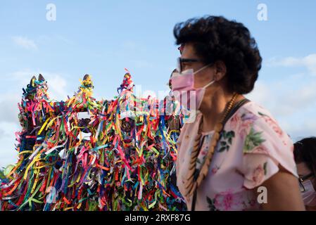 Salvador, Bahia, Brasilien - 7. Januar 2022: Katholische Gläubige werden gesehen, wie sie die Kirche Senhor do Bonfim in der Stadt Salvador, Bahia, ankommen und verlassen Stockfoto