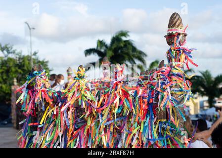 Salvador, Bahia, Brasilien - 7. Januar 2022: Blick auf die Eisentore der Senhor do Bonfim Kirche, die mit bunten Souvenirbändern bedeckt ist. Stadt Salv Stockfoto