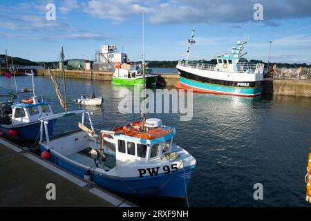 Padstow-Fischerboote, die im Hafen vor Anker liegen Stockfoto