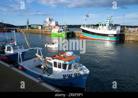 Padstow-Fischerboote, die im Hafen vor Anker liegen Stockfoto