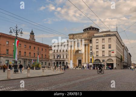 Blick auf den Giuseppe Garibaldi-Platz mit der Kirche St. Peter (1762) im neoklassizistischen Stil, im Frühjahr bei Sonnenuntergang, Parma, Emilia-Romagna, Italien Stockfoto